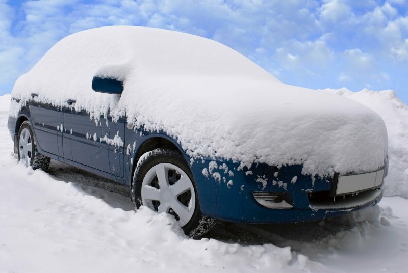 Машины занесло снегом