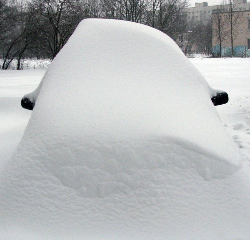 Машину замело снегом