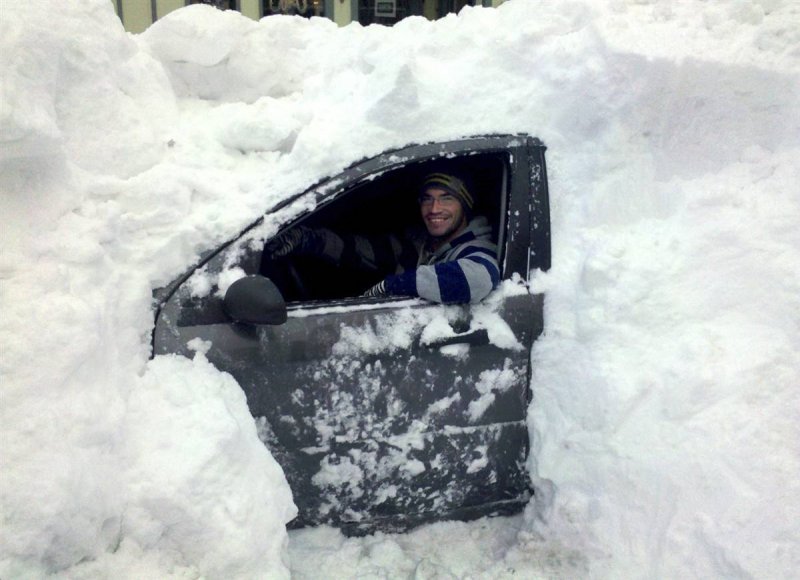 Машина завалена снегом