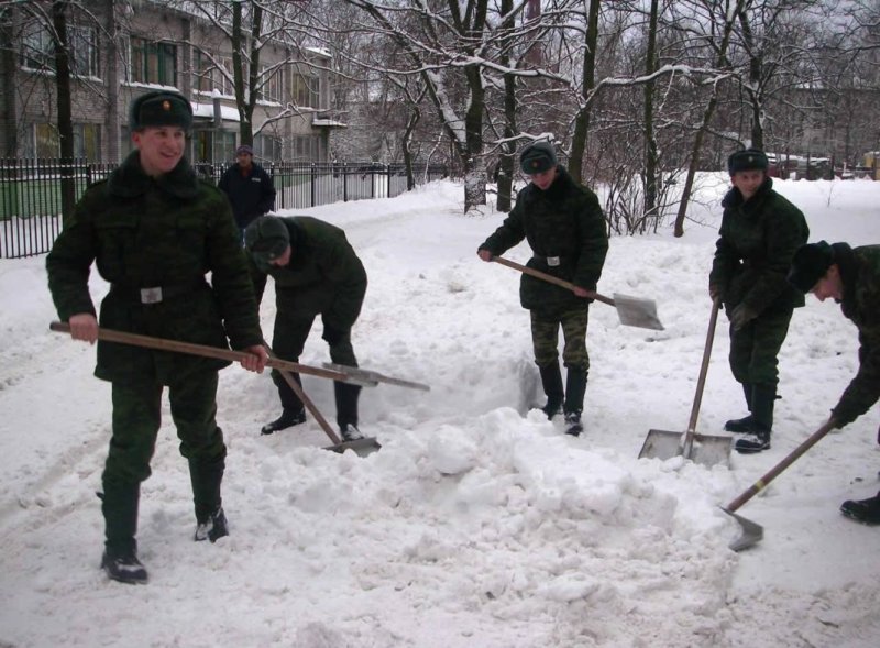 Уборка снега в армии