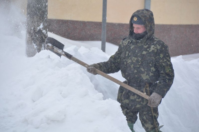 Уборка снега в армии