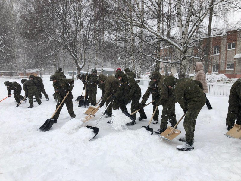 Уборка снега по военному