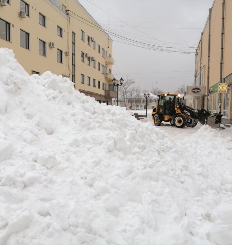 Солдаты убирают снег