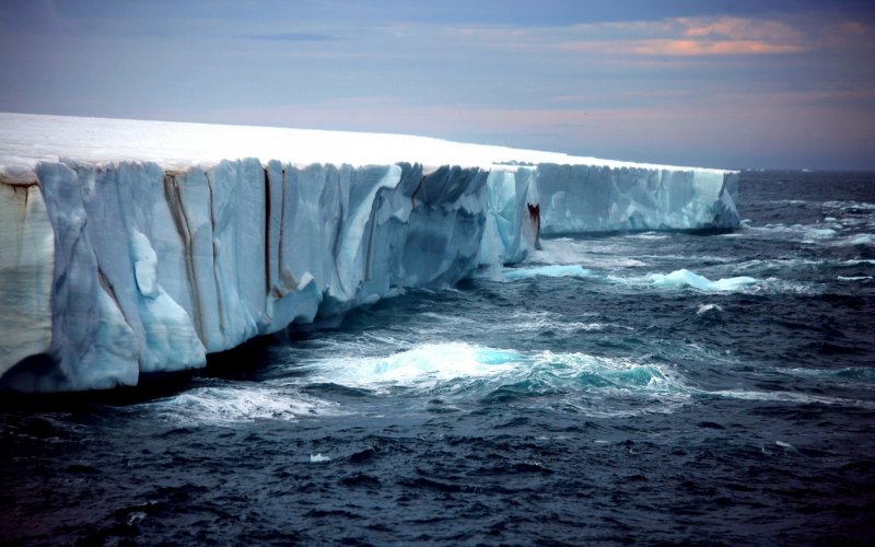 Ледяные горы в Антарктиде