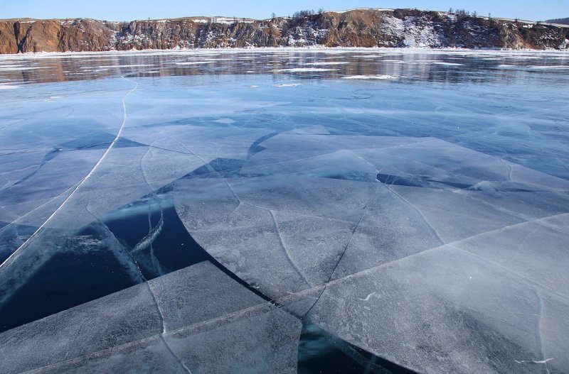 Озеро покрытое льдом
