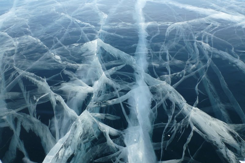 Трескается лед на Байкале