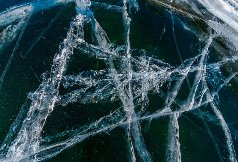 Трещины на льду Байкала