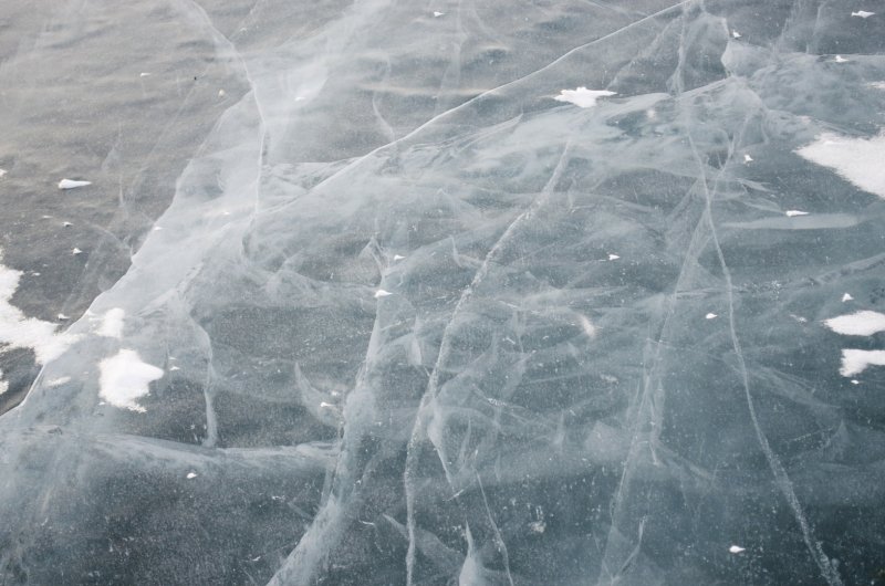 Треснувший лед на реке
