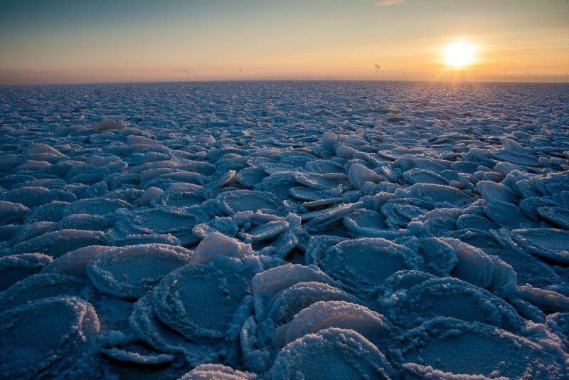 Блинчатый лёд в Карелии
