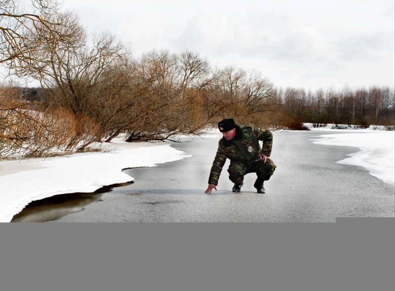 Рыбаки на весеннем льду спасение