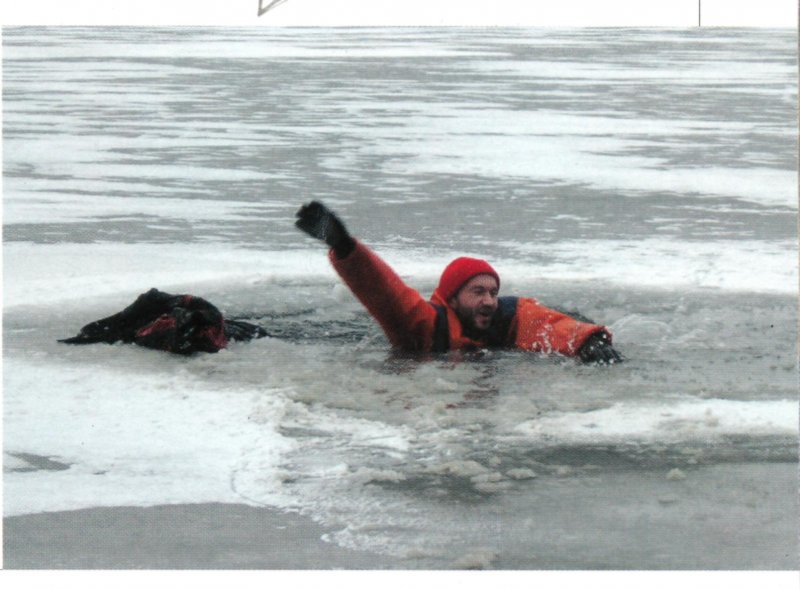 Спасатели на льду