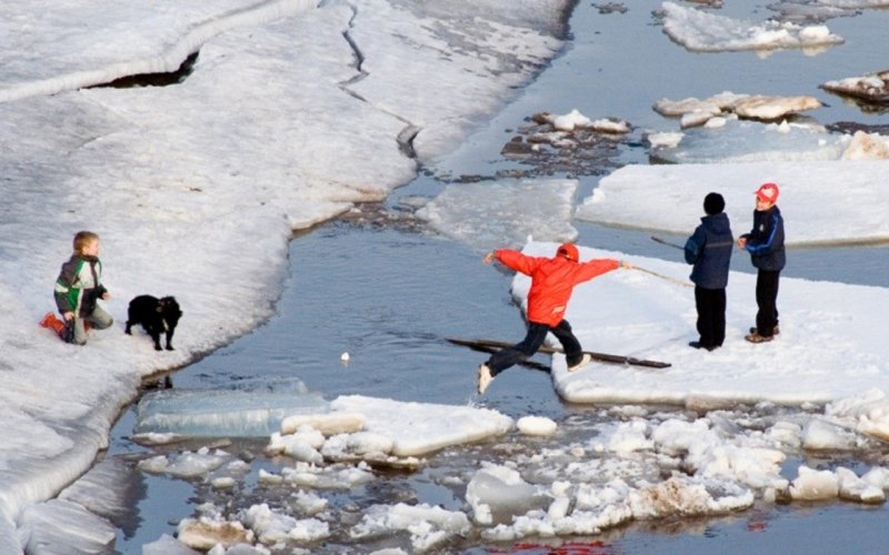 Тонкий лед на водоемах МЧС спасатели