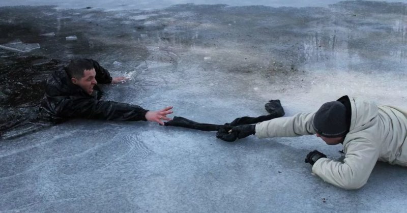 МЧС спасает ребёнка на льду