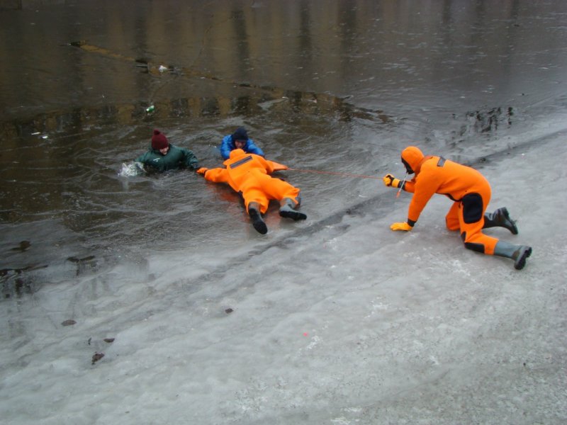 МЧС спасают зимой на водоёмах