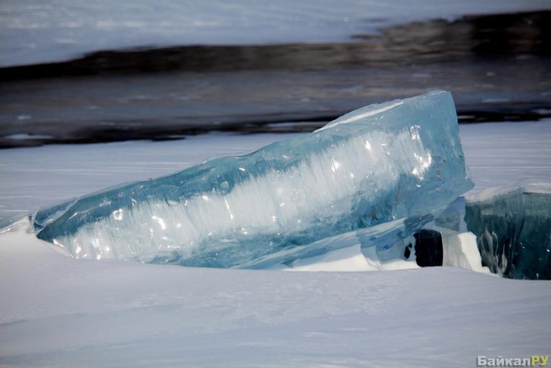 Ледяная глыба на льду