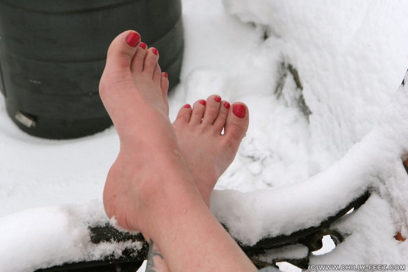 Ножки на снегу