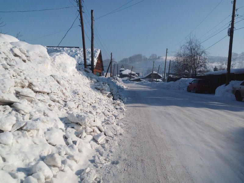 Большие сугробы снега в Сибири