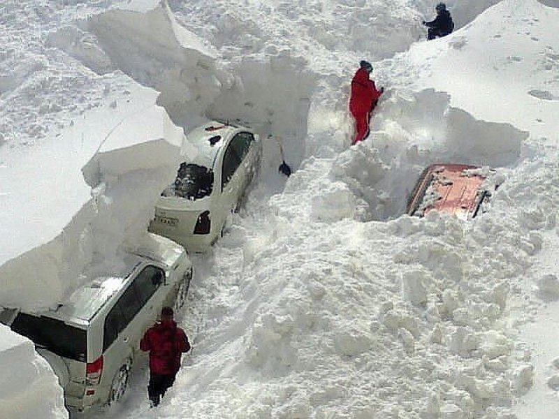 Машина завалена снегом