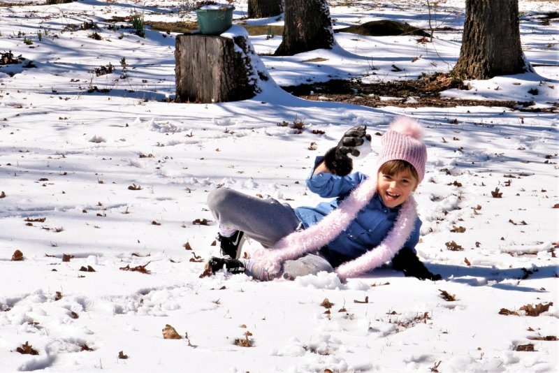 Дети играющие в снегу