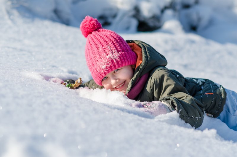 Счастливые дети в снегу