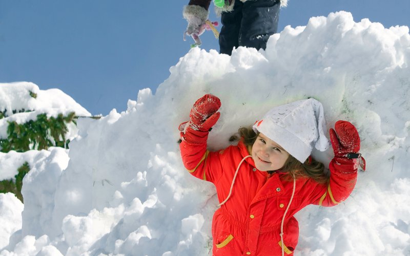 Дети радуются снегу