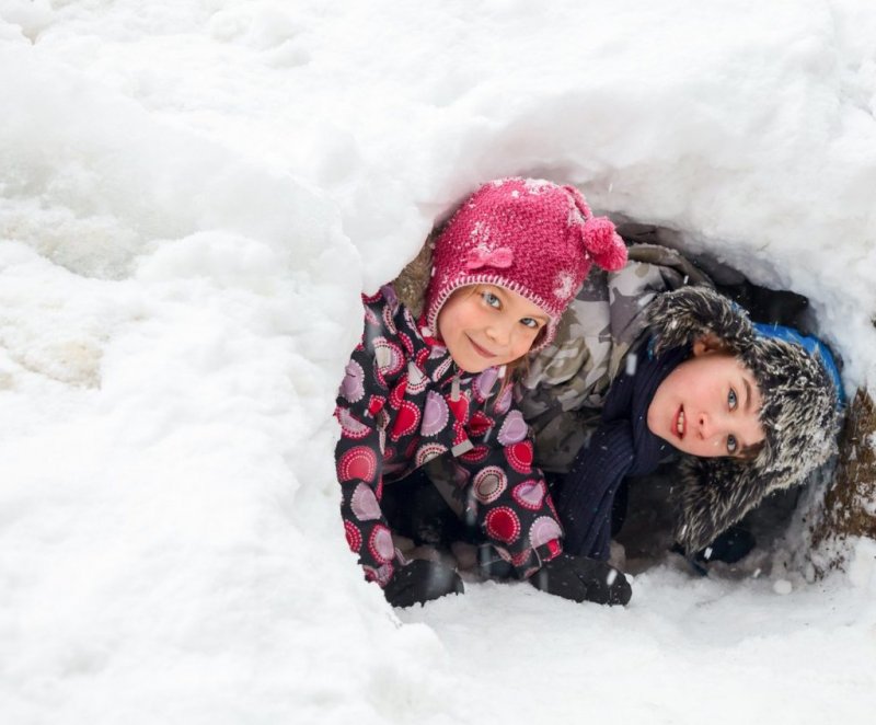 Дети барахтаются в снегу