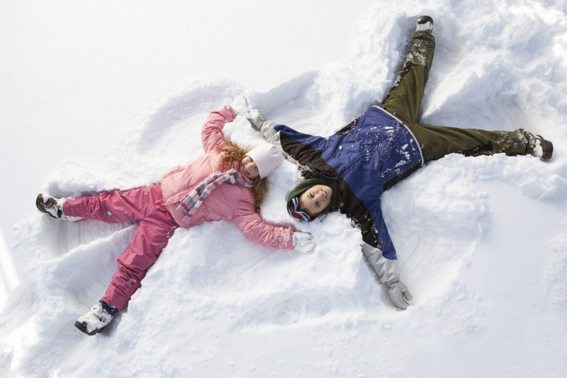Дети в снегу
