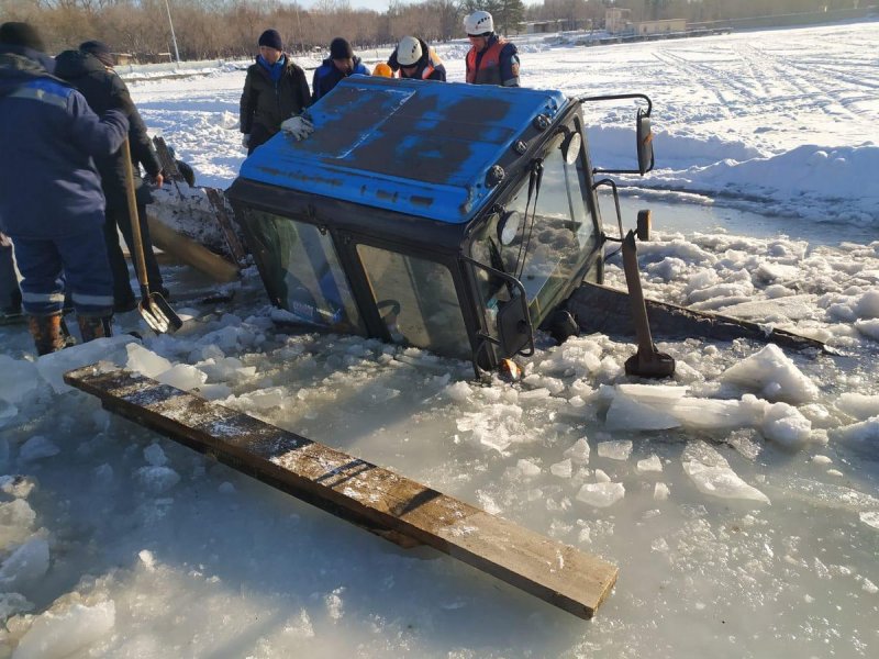 Трактор на льду озера