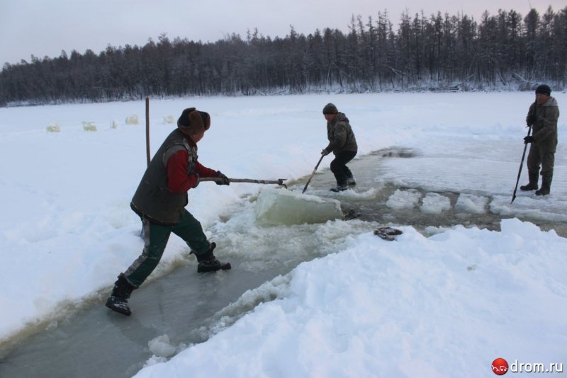 Заготовка льда в Якутии