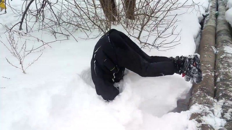 Человек в сугробе снега