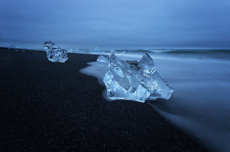 Черный пляж в Исландии и лед