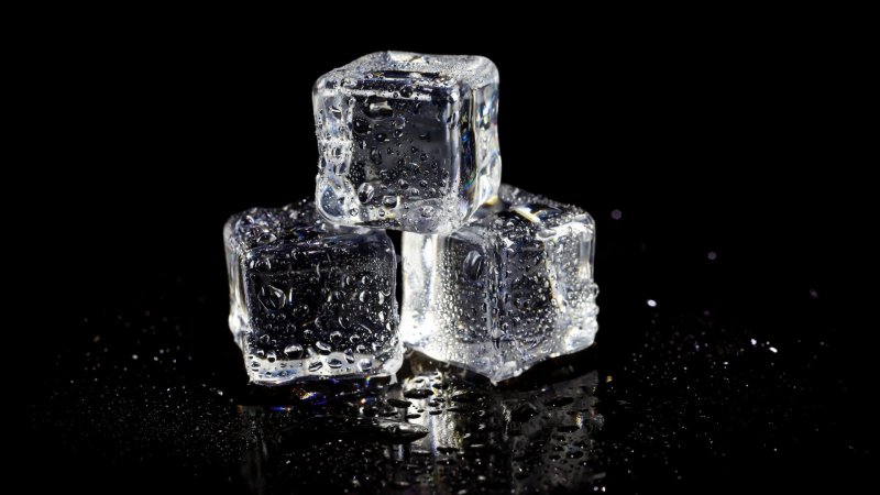 Кубики льда на черном фоне