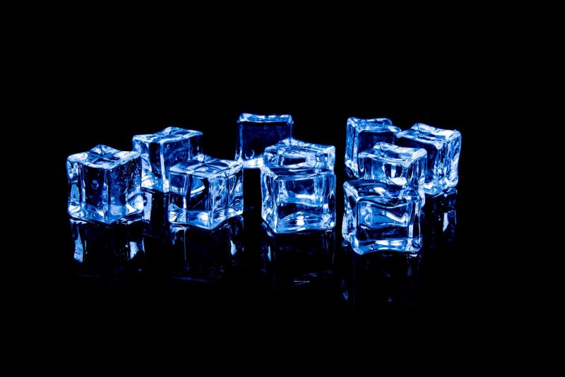 Кубики льда на черном фоне