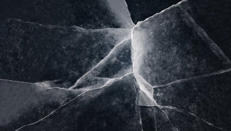 Лед на темном фоне