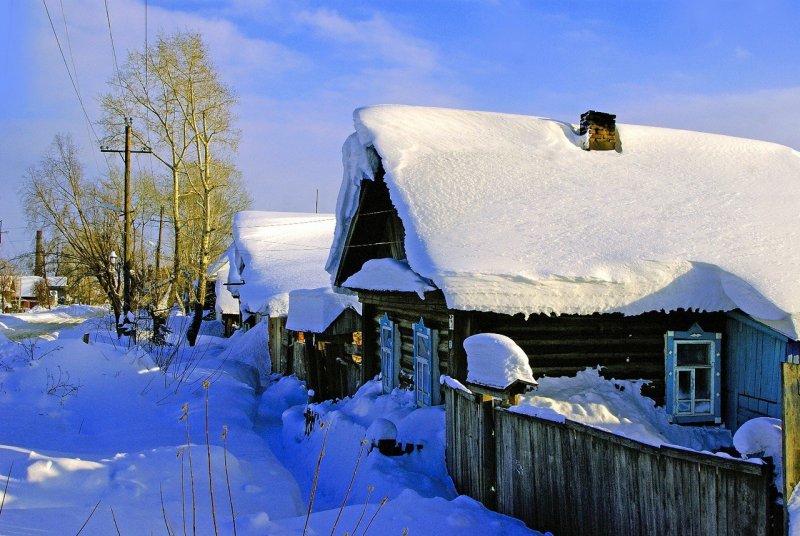 Окно в деревне зимой