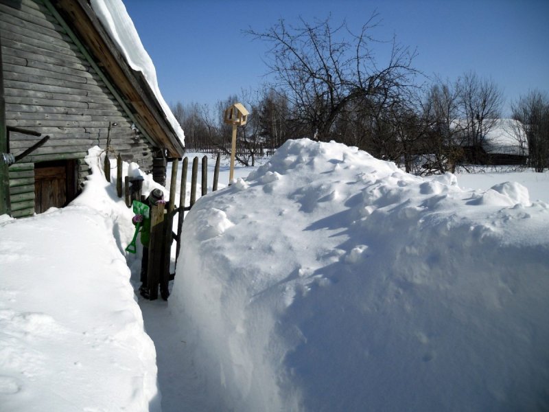 Снежные сугробы в деревне