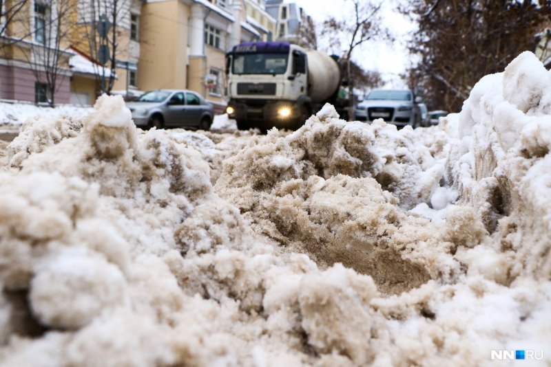 Снег на площади Владивостока