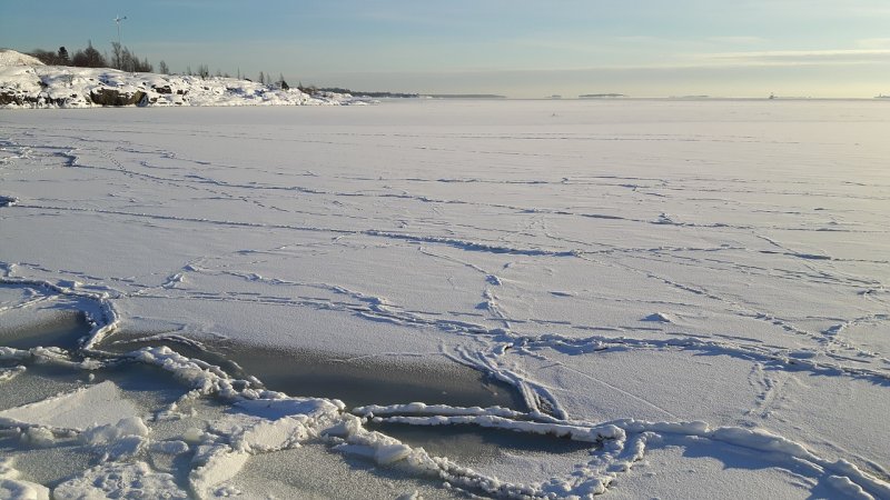 Белое море покрытое льдом