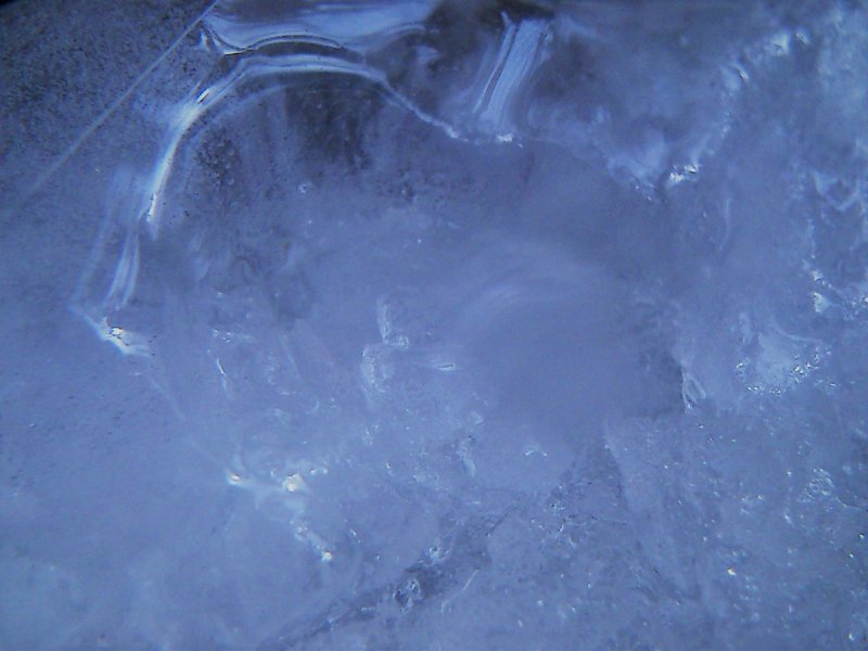 Ярко синий лед