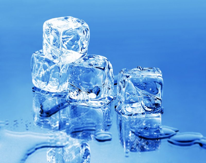 Кубики льда из морозилки на Красном фоне