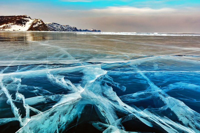 Замерзшее озеро Байкал