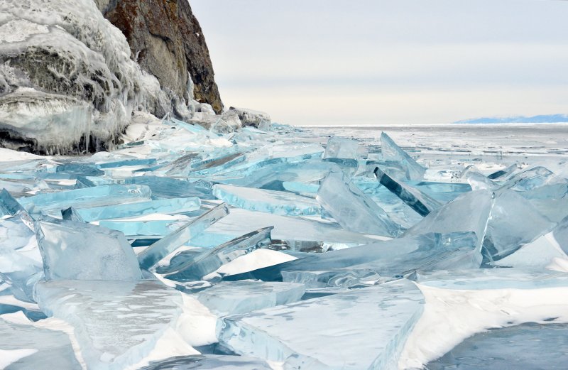 Озеро Байкал ледяные Сакуи