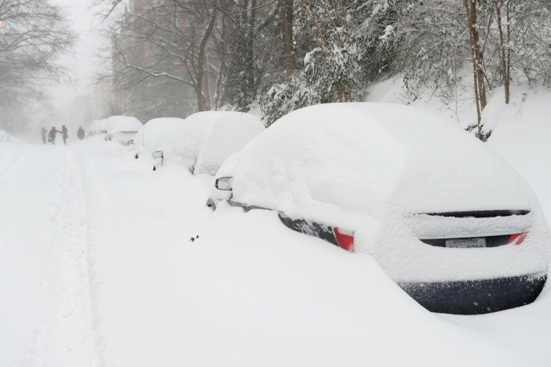 Машины занесло снегом