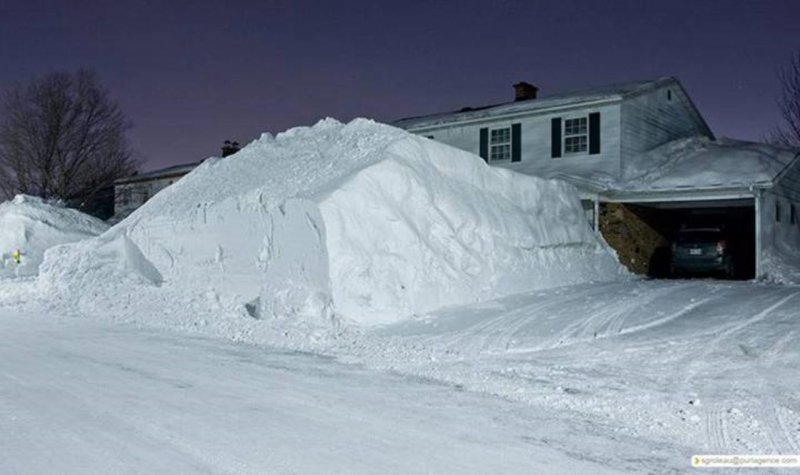 Дом занесло снегом
