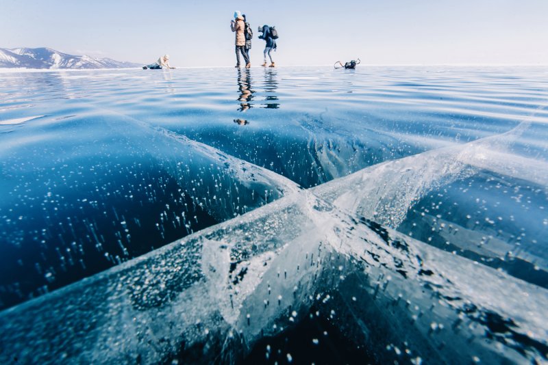 Озеро Байкал зимой прозрачный лед