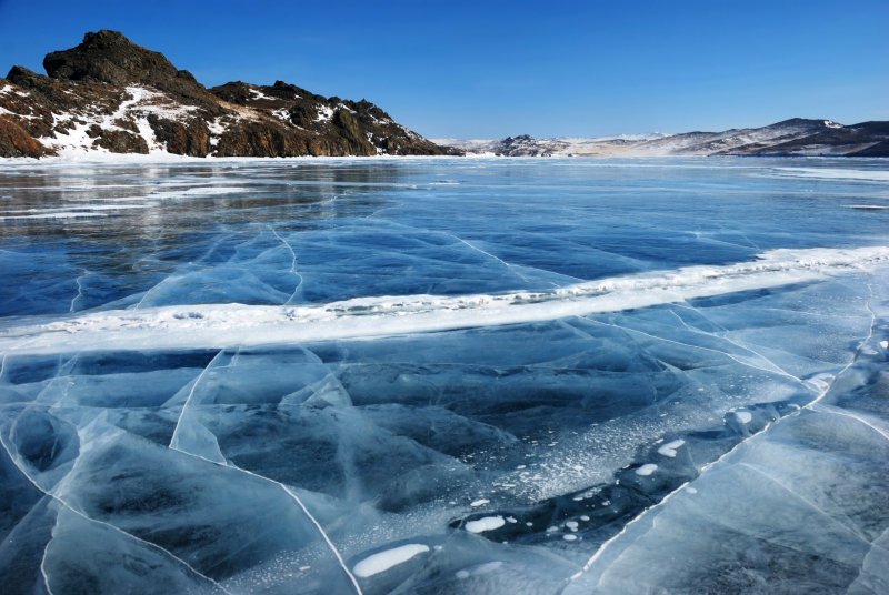 Озеро Байкал зима