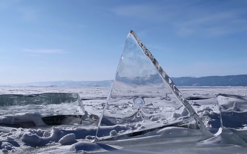 Озеро Байкал зимой прозрачный лед