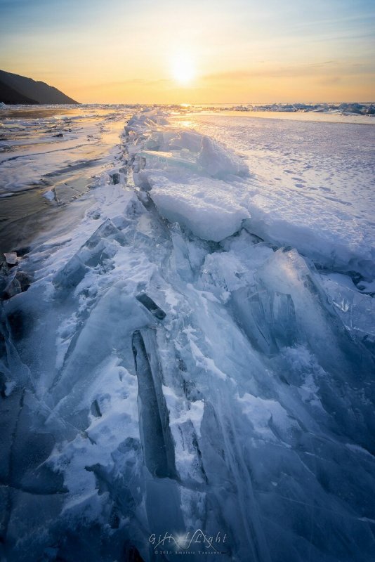 Озеро Байкал ледяные сопки