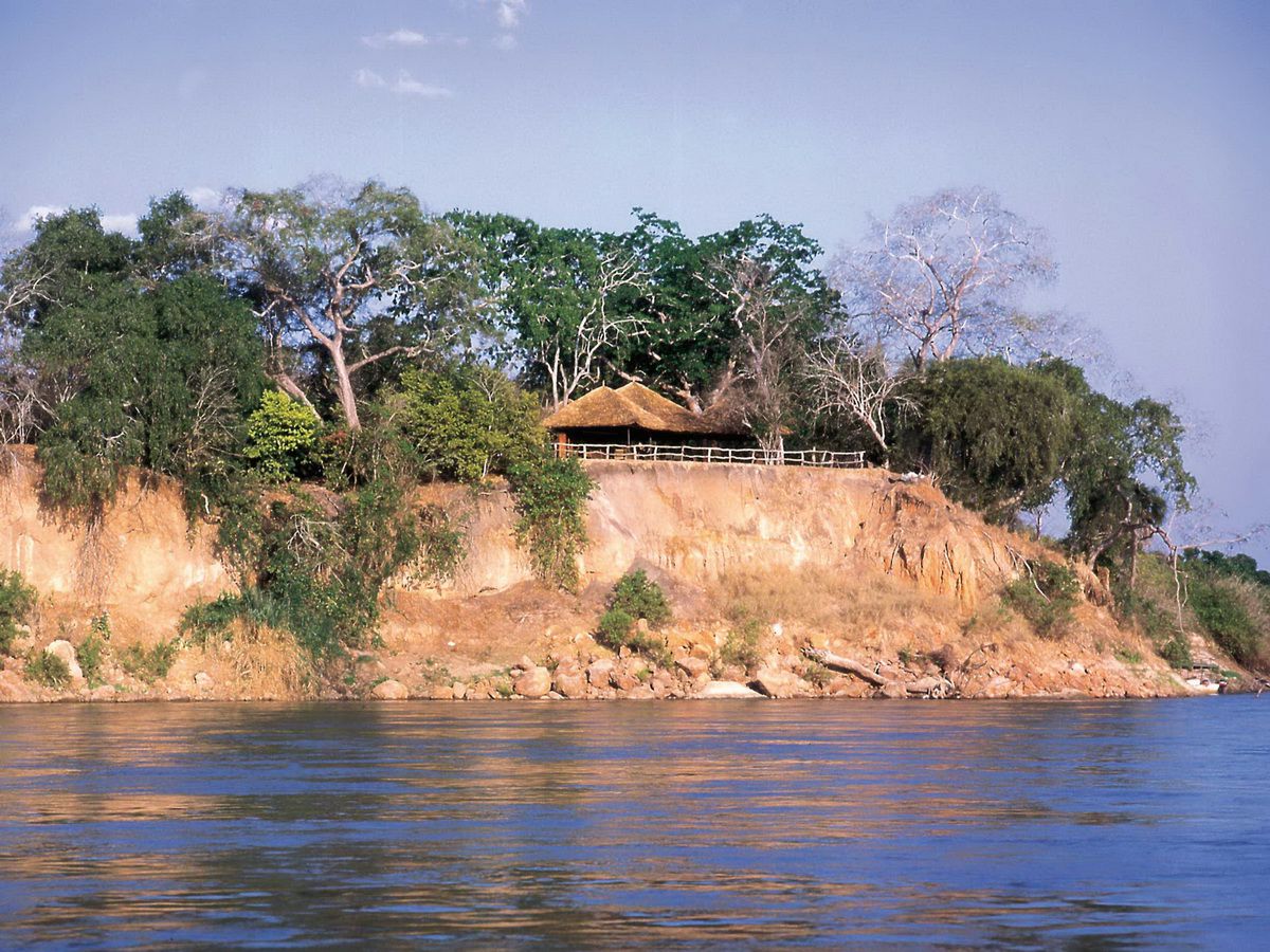 River camp. Танзания река Кагера. Национальный парк Руаха в Танзании. Река Руаха в Танзании. Национальный парк Кагера.