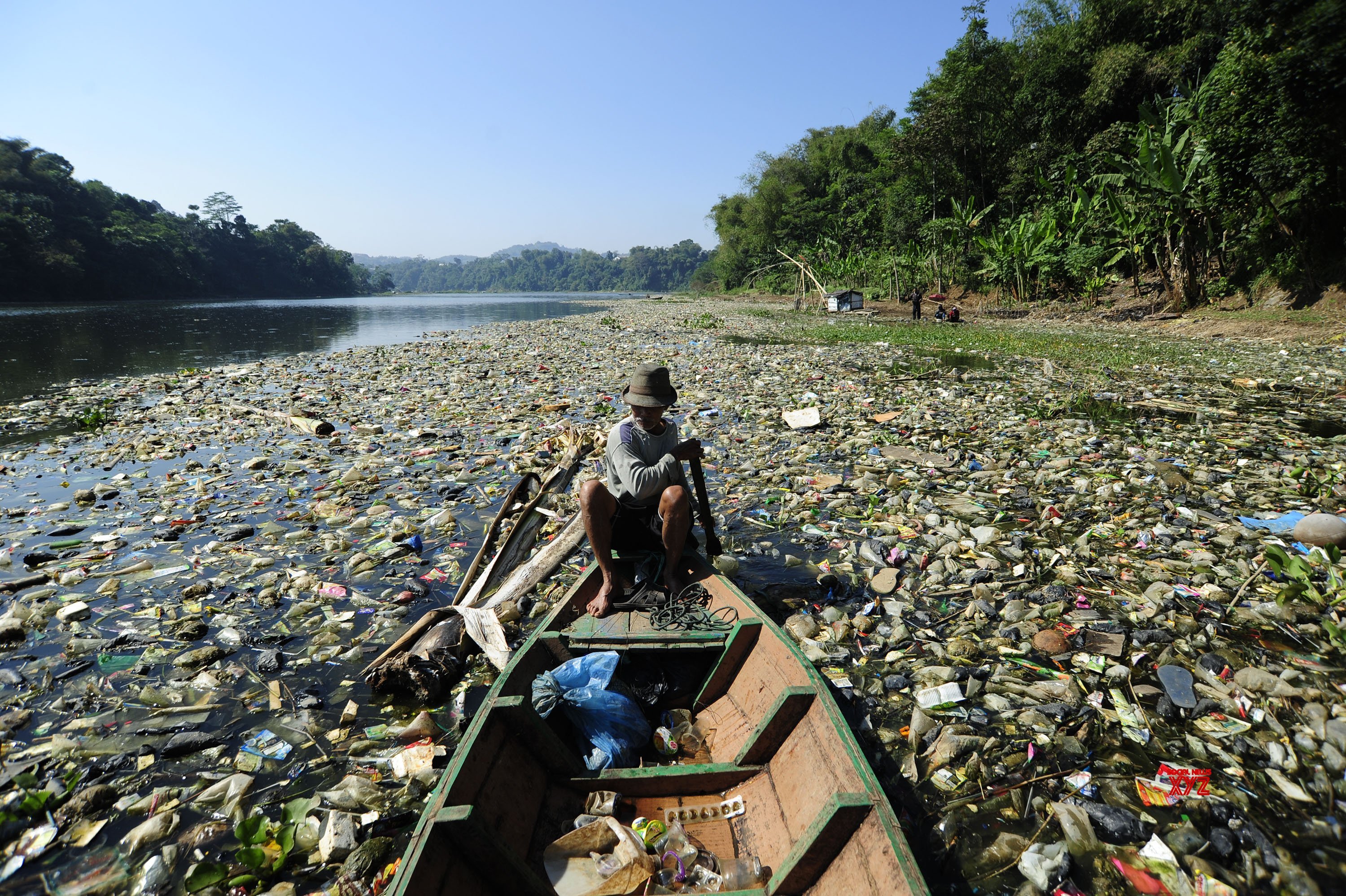 Идти в грязной воде. Река Цитарум Индонезия. Река Читарум в Индонезии. Долина реки Читарум, Индонезия. Река Цитарум самая грязная река в мире.